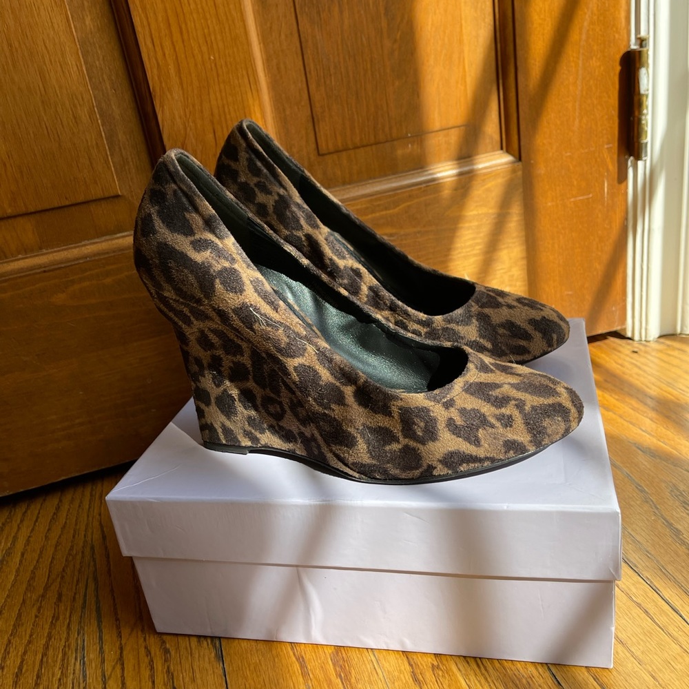 Vera wang lavender cheetah leopard Ella print wedges pumps 40